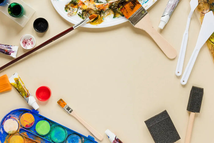 Un bureau plein d'outils d'activités manuelles