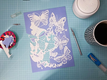 une feuille de papier découpée sur un bureau