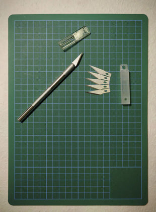 kit de démarrage pour la découpe du papier, composé d'un tapis, d'un scalpel de précision, de 5 lames de rechange